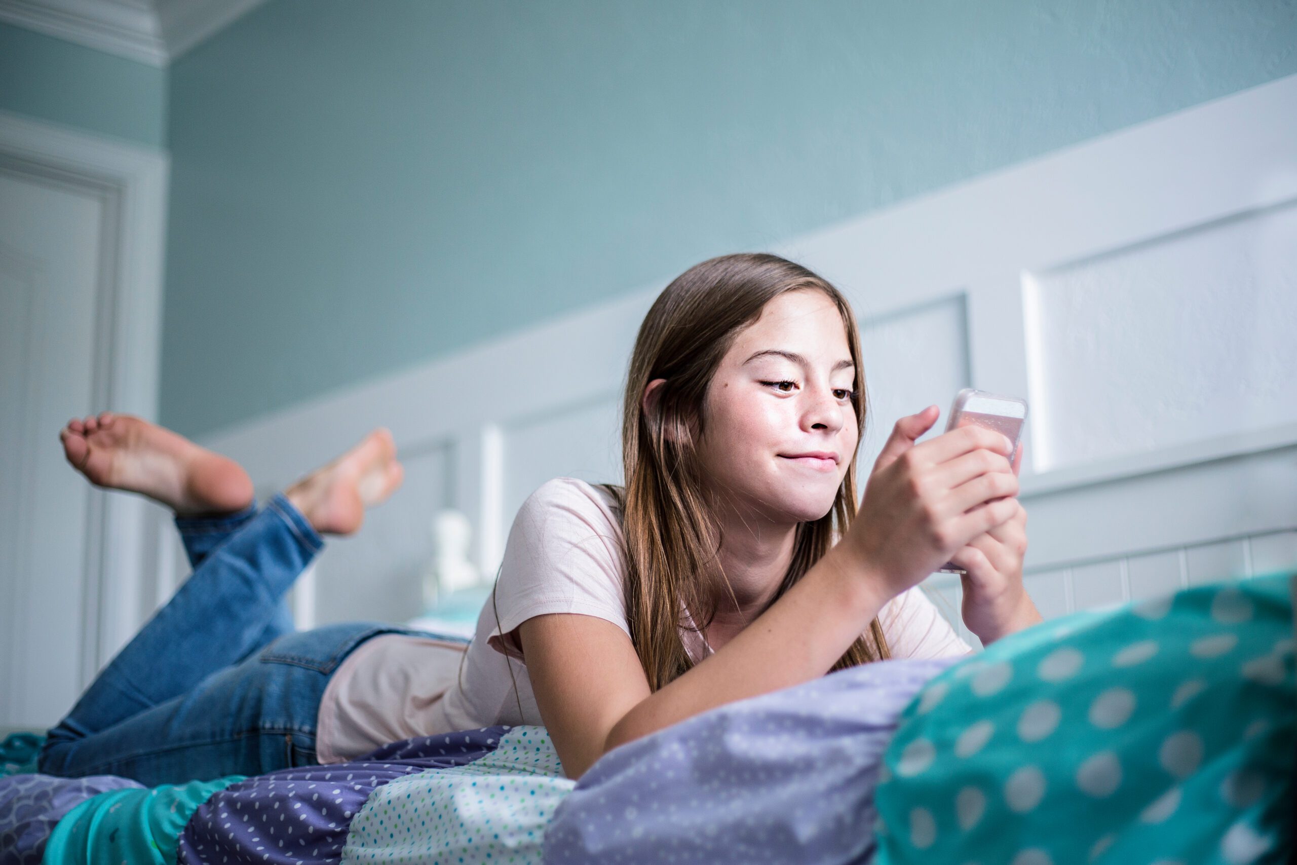 6 Truths Christian Parents Should Teach Kids Before Saying Yes to Social Media